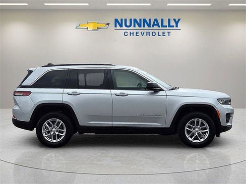 Used 2024 Jeep Grand Cherokee Laredo X image 6