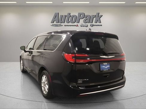 Certified 2024 Chrysler Pacifica Touring-L FWD image 4