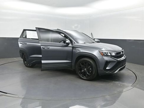 Used 2022 Volkswagen Taos SE w/ Panoramic Sunroof Package image 38