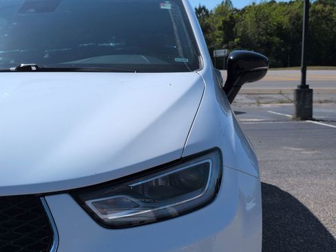 Used 2025 Chrysler Pacifica Select image 12