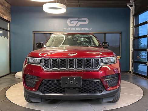 Used 2023 Jeep Grand Cherokee Laredo w/ Luxury Tech Group I AWD/4WD image 8