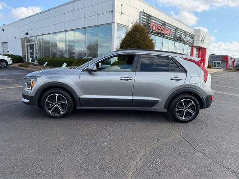 Used 2023 Kia Niro EX image 4