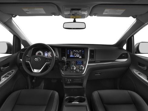 Used 2017 Toyota Sienna SE w/ SE Preferred Package FWD image 8