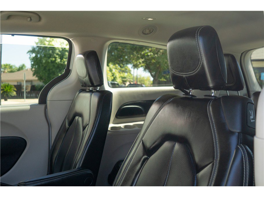 Used 2023 Chrysler Pacifica Touring-L FWD image 34