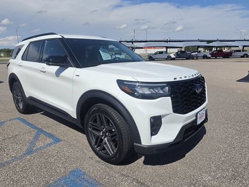 New 2026 Ford Explorer ST-Line w/ ST-Line Street Pack AWD/4WD image 4