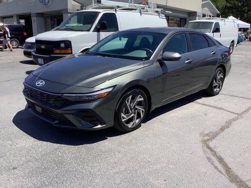 Used 2025 Hyundai Elantra SEL FWD image 17