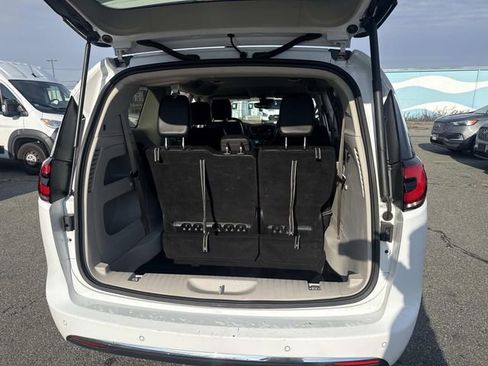 Used 2024 Chrysler Pacifica Touring-L FWD image 6