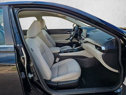 Used 2025 Nissan Altima 2.5 SV FWD image 20