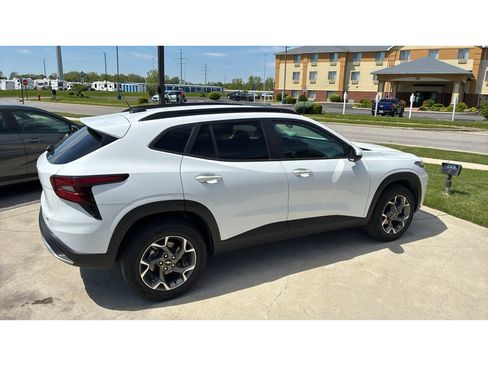 Used 2025 Chevrolet Trax LT w/ LT Convenience Package FWD image 6