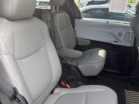 Used 2026 Toyota Sienna XLE FWD image 36