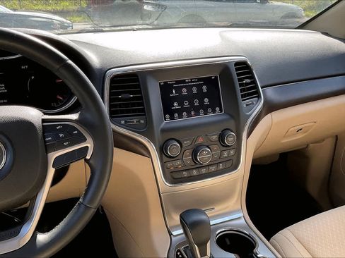 Used 2018 Jeep Grand Cherokee Laredo RWD image 15