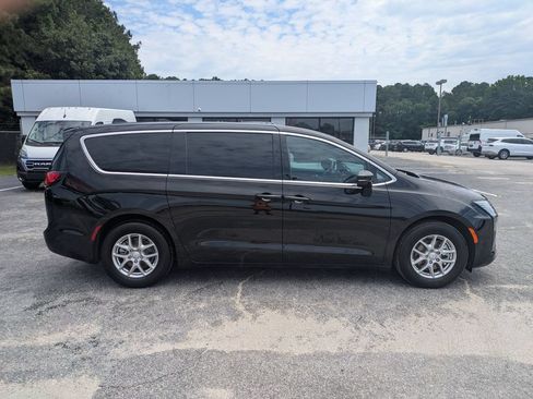 New 2027 Chrysler Pacifica Select FWD image 8