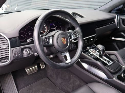 Certified 2022 Porsche Cayenne Turbo S AWD/4WD image 4