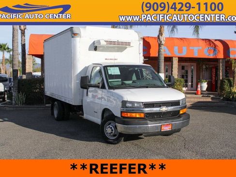 Used 2016 Chevrolet Express 4500 w/ Chrome Appearance Package RWD image 1