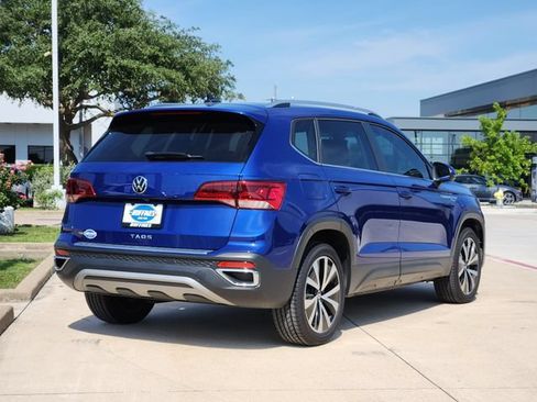 Used 2023 Volkswagen Taos SE w/ Panoramic Sunroof Package FWD image 3