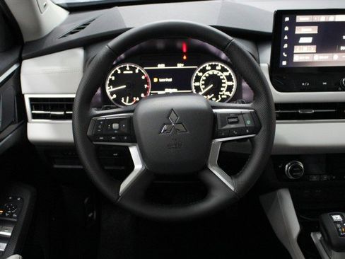New 2026 Mitsubishi Outlander SE image 21
