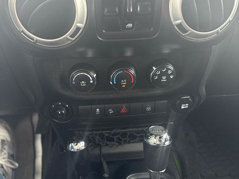Used 2017 Jeep Wrangler Unlimited Rubicon w/ Connectivity Group AWD/4WD image 46