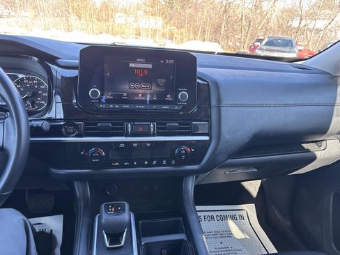 Used 2025 Nissan Pathfinder SV image 33