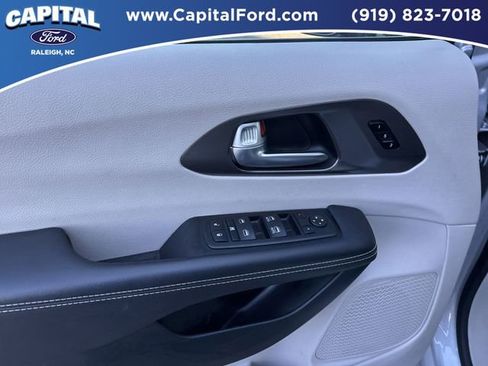 Used 2024 Chrysler Pacifica Touring-L image 20