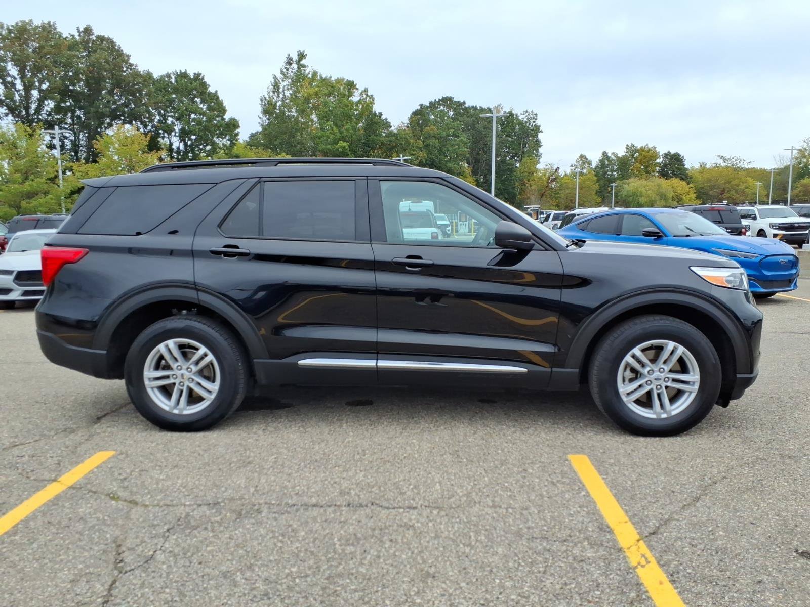 Used 2023 Ford Explorer XLT AWD/4WD image 9