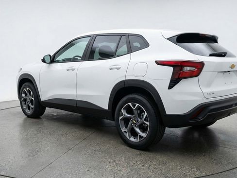 Used 2025 Chevrolet Trax LT w/ LT Convenience Package image 6