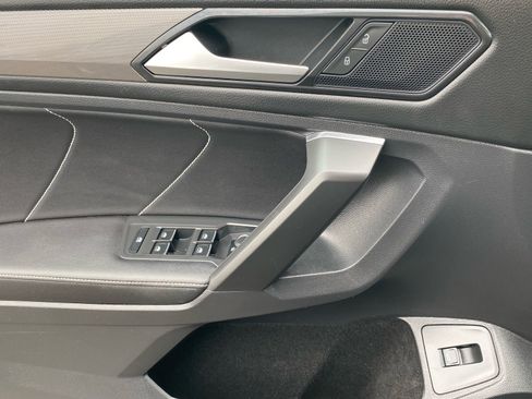 Used 2022 Volkswagen Tiguan SE AWD/4WD image 19