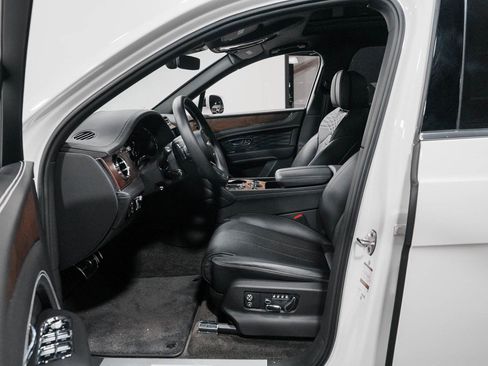 Used 2023 Bentley Bentayga Extended Wheelbase image 31