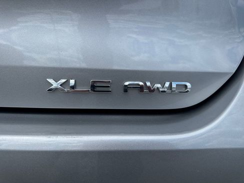 Used 2021 Toyota Highlander XLE AWD/4WD image 10
