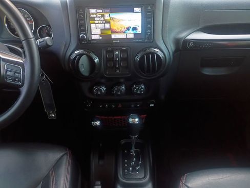 Used 2017 Jeep Wrangler Unlimited Rubicon image 3