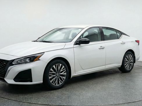 Used 2025 Nissan Altima 2.5 SV image 3