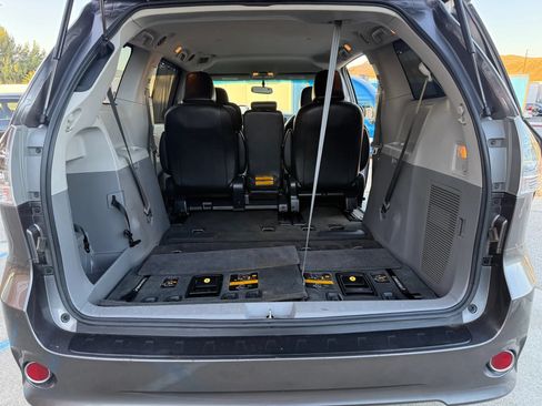 Used 2014 Toyota Sienna SE FWD image 30