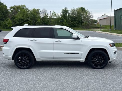 Used 2018 Jeep Grand Cherokee Altitude AWD/4WD image 9