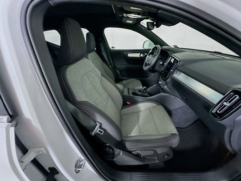 Used 2025 Volvo XC40 B5 Core image 32