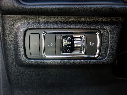 Used 2021 Lincoln Corsair AWD w/ Premium Package image 18