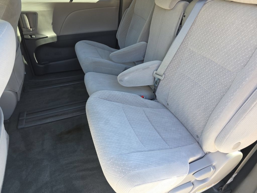 Certified 2018 Toyota Sienna LE FWD image 13