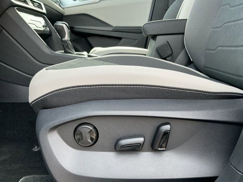 New 2025 Volkswagen Taos SE image 21