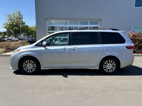 Used 2020 Toyota Sienna XLE image 2