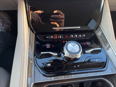 Used 2022 Jeep Wagoneer Series III w/ Convenience Group I image 21