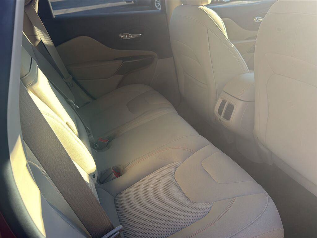 Used 2019 Jeep Cherokee Latitude w/ Cold Weather Group AWD/4WD image 9