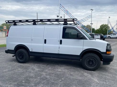 Used 2018 Chevrolet Express 2500 RWD image 6
