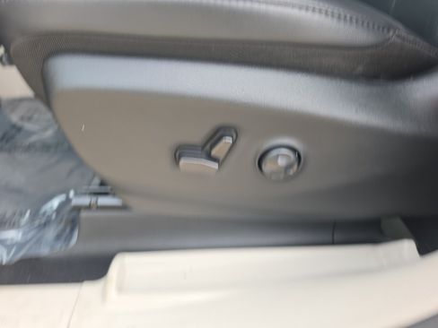 Used 2023 Chrysler Pacifica Touring-L FWD image 22