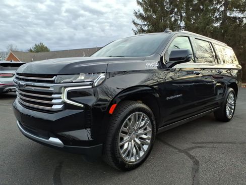 Used 2023 Chevrolet Suburban High Country image 3