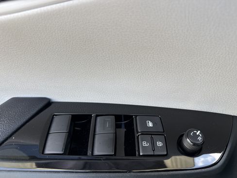Used 2022 Toyota Prius LE FWD image 15