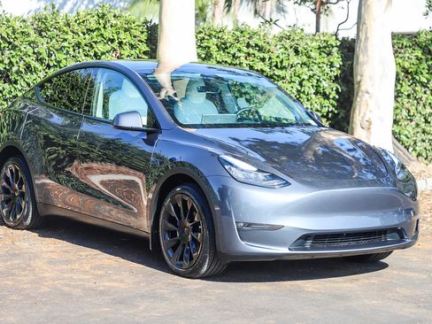 Used 2023 Tesla Model Y Long Range AWD/4WD image 3