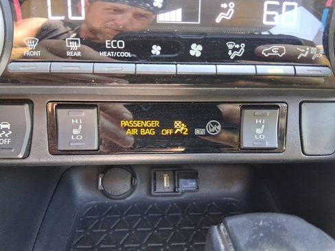Used 2022 Toyota RAV4 XLE Premium AWD/4WD image 30