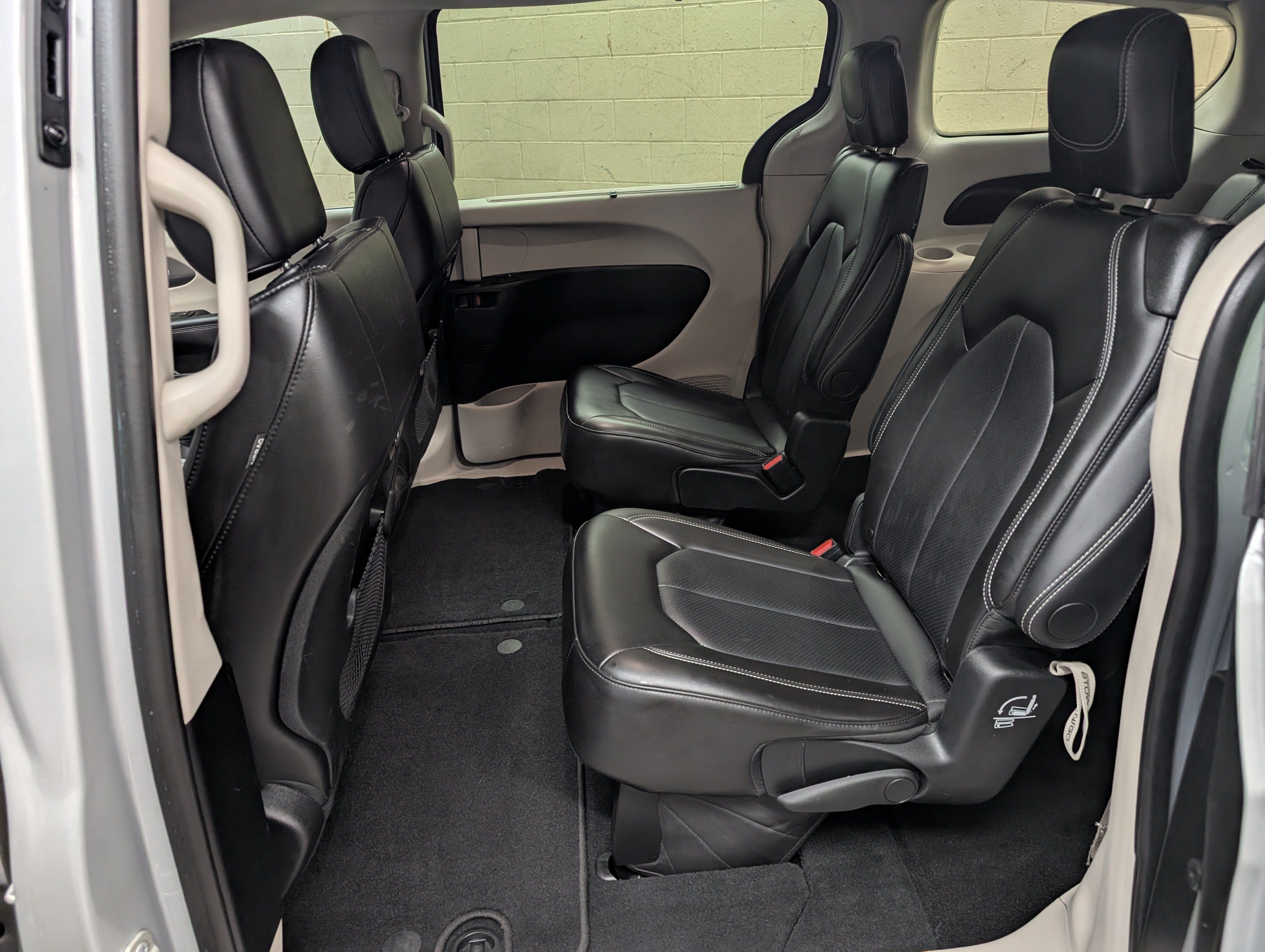 Used 2024 Chrysler Pacifica Touring-L FWD image 5