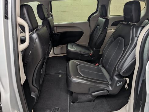 Used 2024 Chrysler Pacifica Touring-L FWD image 5