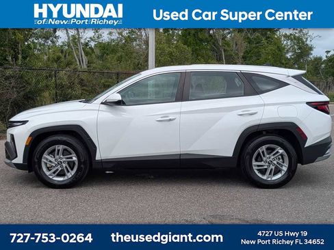 Used 2025 Hyundai Tucson SE image 2