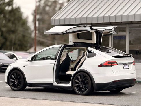 Used 2018 Tesla Model X 100D image 6