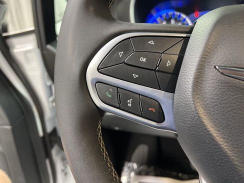 Used 2025 Chrysler Pacifica Select FWD image 23